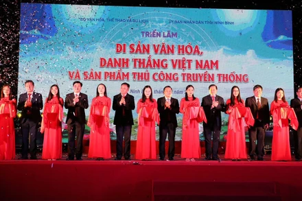 Các đại biểu cắt băng khai mạc triển lãm “Di sản văn hóa, danh thắng Việt Nam và Sản phẩm thủ công truyền thống”.