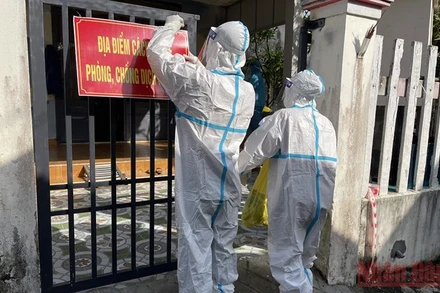 Lực lượng y tế phường Hòa Hiệp Bắc triển khai công việc điều trị bệnh nhân F0 tại nhà.