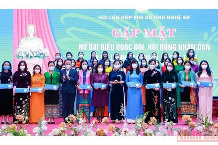 Lãnh đạo Trung ương Hội Liên hiệp phụ nữ Việt Nam và tỉnh Nghệ An tặng quà lưu niệm các nữ đại biểu Quốc hội, HĐND tỉnh, nữ lãnh đạo, quản lý. (Ảnh: THÀNH DUY)