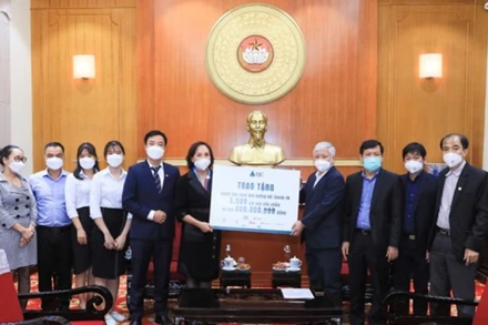 Chủ tịch Ủy ban Trung ương Mặt trận Tổ quốc  Việt Nam Đỗ Văn Chiến đã tiếp nhận 3.000 gói nhu yếu phẩm.