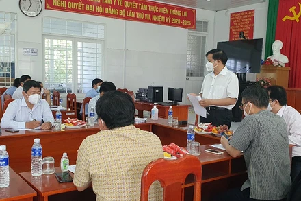 PGS Đào Xuân Cơ biểu dương những kết quả đã đạt được trong công tác phòng, chống dịch Covid-19 của đội ngũ nhân viên y tế tại Trung tâm Y tế Châu Thành.