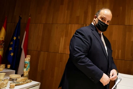 Đại sứ Ai Cập tại Tây Ban Nha Youssef Diaeldin Mekkawy tại buổi hoàn trả cổ vật ngày 20/12. (Ảnh: Reuters)