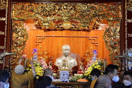 Nhân dân xã Mường Phăng, thành phố Điện Biên Phủ dâng hương, tưởng nhớ Đại tướng Võ Nguyên Giáp tại khu tưởng niệm.