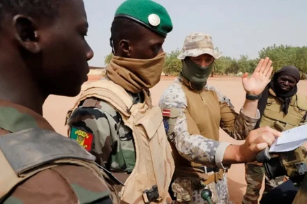 Các binh sĩ Mali trong buổi huấn luyện chống lại các phần tử thánh chiến vào ngày 23/3/2021 ở tỉnh Mopti của Mali. (Ảnh: Reuters)