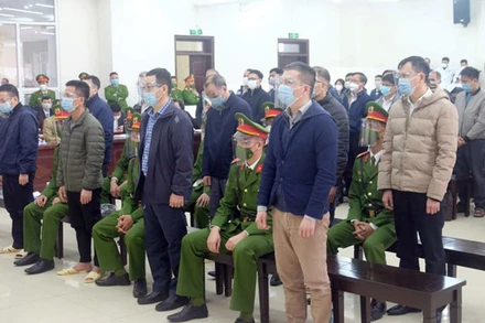 Các bị cáo nghe tuyên án.