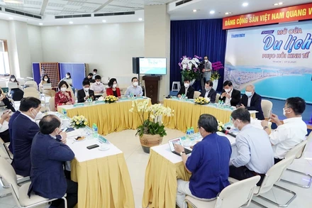 Tọa đàm trực tuyến với chủ đề "Mở cửa du lịch, phục hồi kinh tế", sáng 7/12.