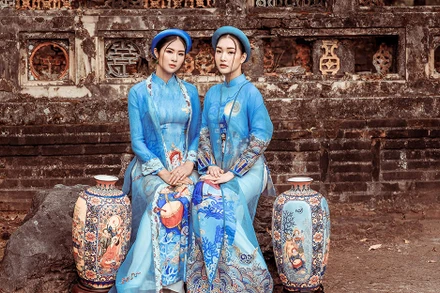 Bộ sưu tập áo dài của hoa hậu Ngọc Hân khai thác các họa tiết trang trí trong kiến trúc, mỹ thuật cổ Huế và hình ảnh nhã nhạc cung đình. (Ảnh: Ngọc Hân cung cấp)