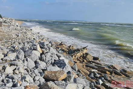 Đoạn sạt lở bờ biển thôn Phổ Trường, xã Nghĩa An được khắc phục tạm thời. (Ảnh: HIỂN CỪ)