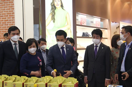 Các đại biểu tham quan sản phẩm tại Hanoi Agriculture Fair 2021. (Ảnh: CTV)