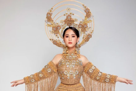 Vũ Huyền Diệu và trang phục "Việt Nam - Rừng vàng biển bạc". (Ảnh: Tạp chí Môi trường và Đô thị Việt Nam cung cấp)