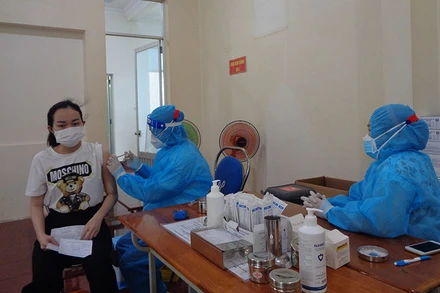 Tỉnh Khánh Hòa quyết tâm tiêm phủ vaccine cho người dân đạt mức cao nhất; chuẩn bị tiêm mũi nhắc lại cho người từ 18 tuổi trở lên.