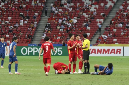 Đã có nhiều quyết định gây tranh cãi của trọng tài trong trận bán kết lượt đi Việt Nam gặp Thái Lan. (Ảnh: VFF).