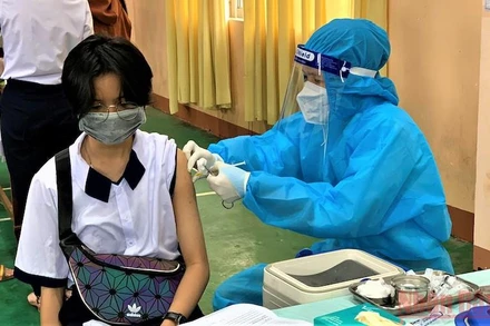 Ngành y tế tỉnh Đắk Lắk tiêm vaccine phòng Covid-19 cho các em học sinh từ 15 đến 17 tuổi.