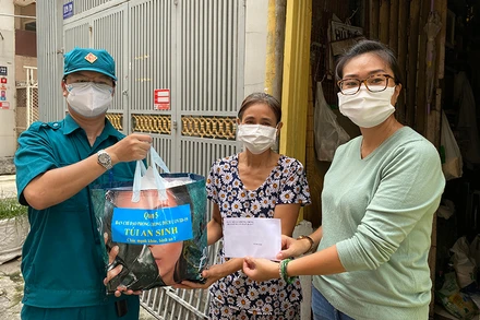 Người dân trên địa bàn quận 5 nhận hỗ trợ đợt 3.