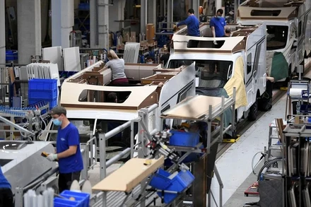 Công nhân lắp ráp ô-tô tại nhà máy Knaus-Tabbert AG ở Jandelsbrunn, Đức. (Ảnh: Reuters)