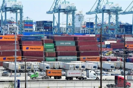 Bốc dỡ container hàng hóa tại cảng Long Beach, California, Mỹ. (Ảnh: AFP/TTXVN)