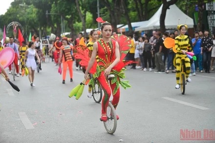 Phố đi bộ quanh hồ Hoàn Kiếm là không gian sáng tạo điển hình được hình thành từ một di sản quý của Hà Nội. (Ảnh chụp trước ngày 27/4/2021: GIANG NAM)