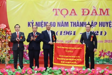 Chủ tịch UBND tỉnh Nghệ An trao bức trướng tặng huyện Kỳ Sơn. (Ảnh: Phạm Bằng)