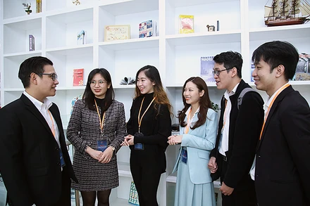 Các đại biểu trao đổi bên lề Diễn đàn Trí thức trẻ Việt Nam toàn cầu lần thứ IV-năm 2020.