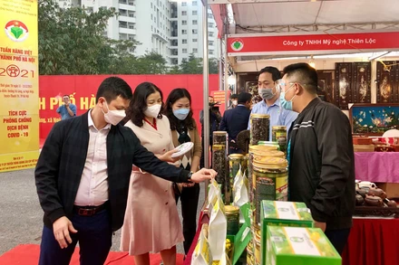 Lãnh đạo Sở Công thương Hà Nội kiểm tra các sản phẩm bày bán, giới thiệu tại Tuần hàng Việt tại Hà Nội.