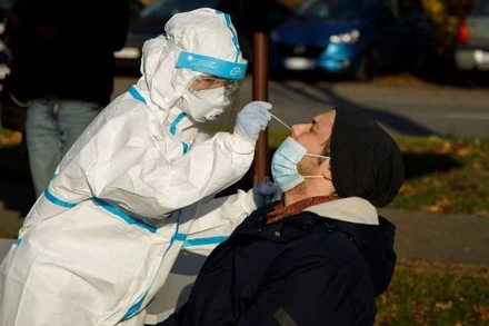 Nhân viên y tế lấy mẫu xét nghiệm Covid-19 ở Zagreb, ở Croatia. (Ảnh: Reuters)