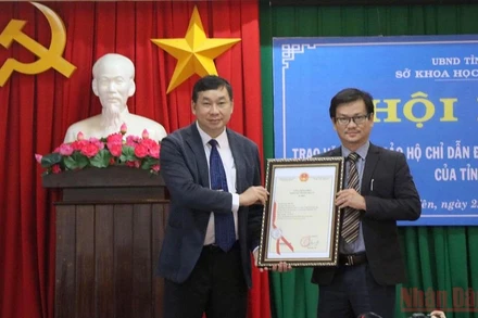 Công bố Quyết định về việc cấp văn bằng Chỉ dẫn địa lý “Phú Yên” cho sản phẩm tôm hùm bông tỉnh Phú Yên. (Ảnh: TRÌNH KẾ)