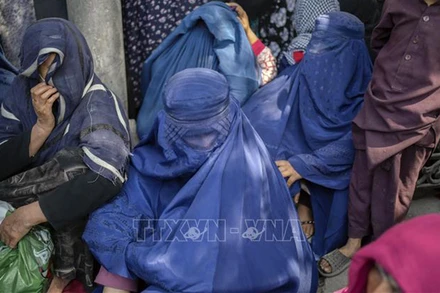 Phụ nữ Afghanistan đợi rút tiền bên ngoài một ngân hàng ở Kabul, ngày 15/9 vừa qua. (Ảnh: TTXVN)