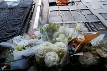 Hoa tưởng niệm đặt trước tòa nhà nơi xảy ra vụ hỏa hoạn, ở Osaka, Nhật Bản, ngày 18/12/2021. (Ảnh: Reuters)