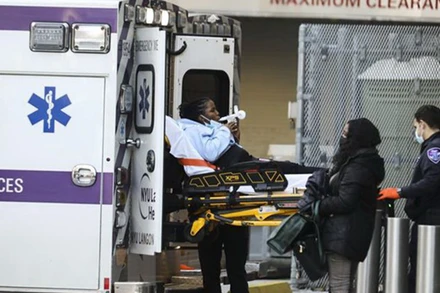 Chuyển bệnh nhân nhiễm Covid-19 tới điều trị tại bệnh viện ở Mỹ. (Nguồn: AFP/TTXVN)