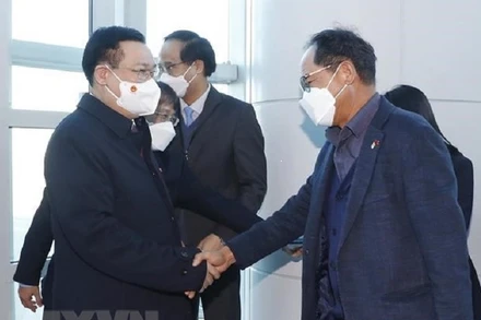 Lễ đón Chủ tịch Quốc hội Vương Đình Huệ tại Sân bay quốc tế Incheon, thủ đô Seoul. (Ảnh: TTXVN)