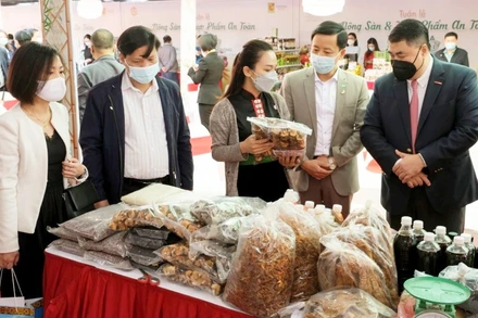 Hàng hóa nông sản Sơn La được giới thiệu tại siêu thị Big C Thăng Long.