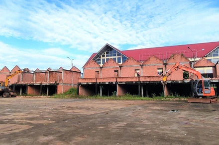 Lực lượng chức năng tiến hành cưỡng chế, tháo dỡ công trình vi phạm tại chợ trung tâm TP Bảo Lộc.