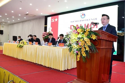 Đồng chí Lê Quốc Minh, Ủy viên trung ương Đảng, Tổng Biên tập Báo Nhân Dân, Phó Trưởng ban Tuyên giáo Trung ương, Chủ tịch Hội Nhà báo Việt Nam phát biểu khai mạc Đại hội. (Ảnh: Thành Đạt)