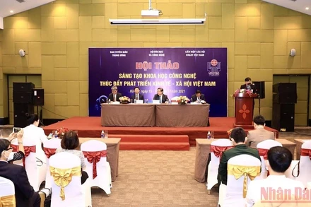 Đông đảo các nhà khoa học tham dự hội thảo.