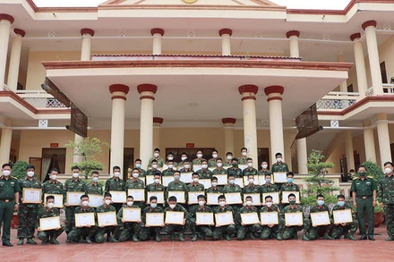 Tuyên dương, khen thưởng những cá nhân của các đơn vị quân đội tăng cường hỗ trợ địa phương phòng, chống dịch Covid-19.