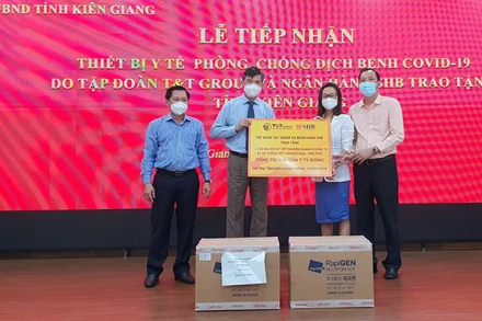 Trao bảng tượng trưng tại buổi tiếp nhận ngày 1/12.