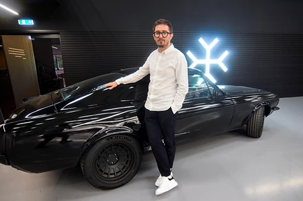 Vadim Shageleev, Giám đốc điều hành của Charge Cars, bên một nguyên mẫu Mustang cổ chạy điện, tại trụ sở chính của công ty ở London (Anh) tháng 11/2021. (Ảnh: Reuters)