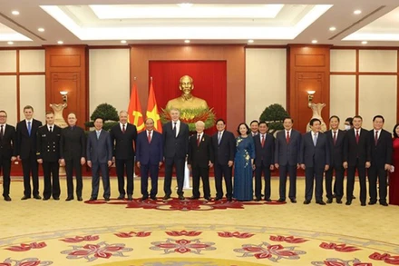 Lãnh đạo Đảng, Nhà nước cùng các đại biểu tại Lễ trao tặng Tổng Bí thư Nguyễn Phú Trọng Giải thưởng Lenin tại trụ sở Trung ương Đảng chiều 15/12/2021. (Ảnh: TTXVN)