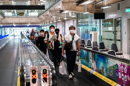 Du khách nước ngoài nhập cảnh vào Thái Lan tại sân bay Suvarnabhumi. (Ảnh: Reuters)