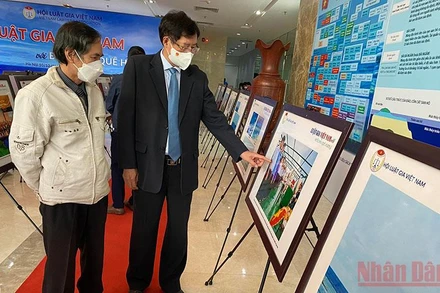 Các đại biểu tham quan khu trưng bày ảnh.