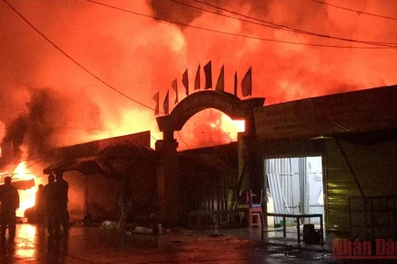 Chợ trung tâm huyện Quản Bạ cháy lớn vào rạng sáng 31/12.