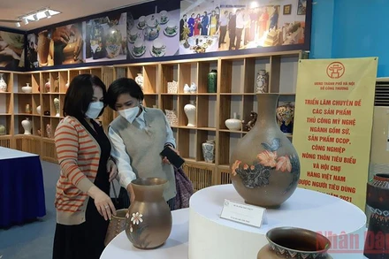 Người dân tham quan, tìm hiểu các sản phẩm thủ công mỹ nghệ, sản phẩm OCOP tiêu biểu tại Triển lãm.