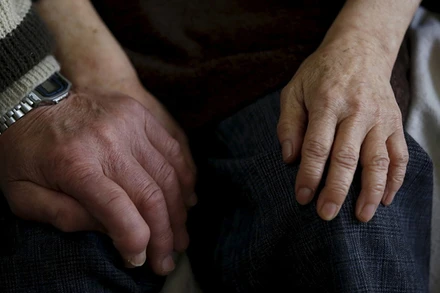 Cụ ông Nhật Bản nắm tay vợ, người được chẩn đoán mắc chứng mất trí nhớ ở Kawasaki, Nhật Bản. (Ảnh: Reuters)