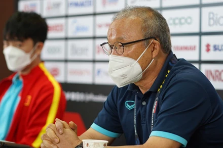 HLV Park Hang-seo cùng tiền vệ Lương Xuân Trường trả lời họp báo trước trận lượt về gặp Thái Lan. (Ảnh: VFF)