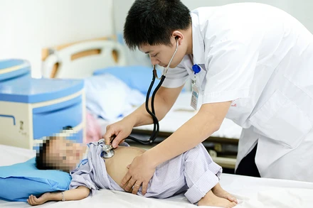 Bệnh nhi tan máu bẩm sinh đang điều trị tại Viện Huyết học - Truyền máu Trung ương.