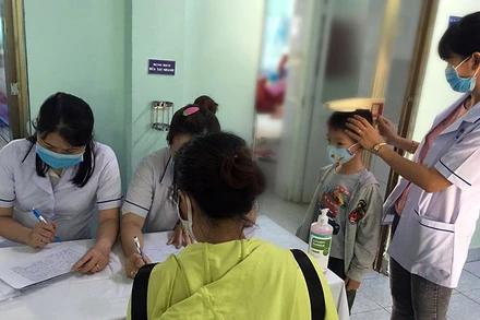 Trẻ được đo chiều cao để bác sĩ đánh giá sự tăng trưởng khi phụ huynh đưa trẻ đến khám.