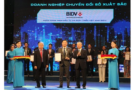 Ông Nguyễn Chiến Thắng - Giám đốc Trung tâm Ngân hàng số BIDV - đại diện BIDV nhận giải thưởng.