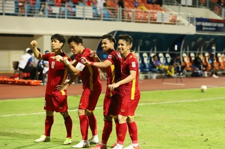 Các cầu thủ Đội tuyển Việt Nam vui mừng với bàn thắng ghi vào lưới Đội tuyển Malaysia. (Ảnh: Thế Vũ/TTXVN)