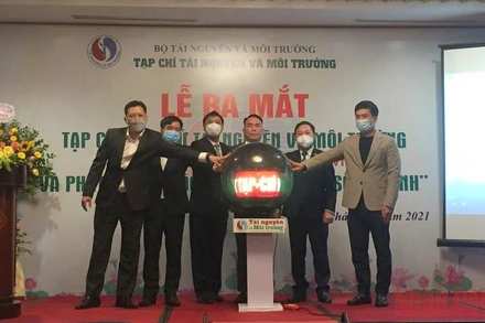 Các đại biểu thực hiện nghi thức ra mắt Tạp chí điện tử Tài nguyên và Môi trường. (Ảnh: VĂN TOẢN)