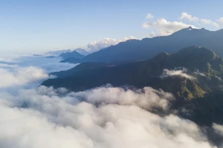 Ngắm “biển mây” đẹp như bồng lai tiên cảnh trên đỉnh Ô Quy Hồ